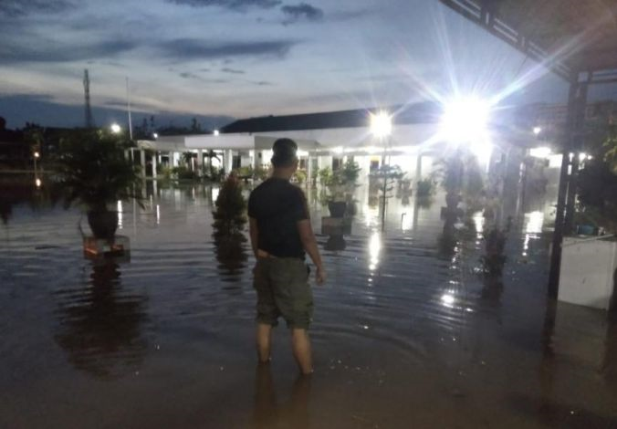 Tembilahan Dilanda Banjir Rob, Termasuk Rumah Dinas Bupati Inhil