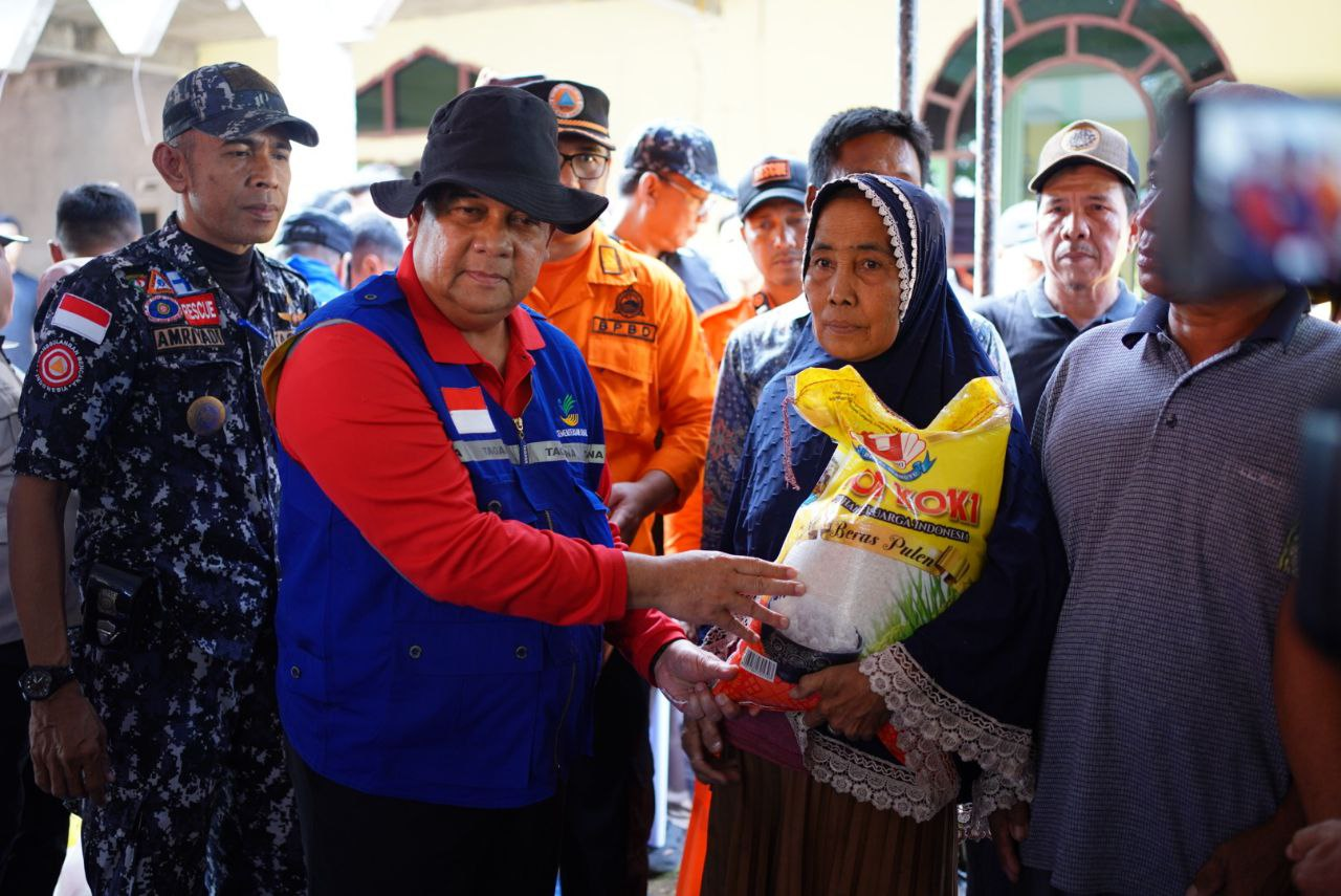 Gubri Edy Nasution Serahkan Bantuan Untuk Korban Banjir di Desa Pekan Tebih Rohul